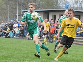 In Spiellaune: Tobias Huppmann (rechts) hatte seine Freude am Kreisderby. Schließlich gelangen dem FC-Stürmer zwei Treffer beim 5:1-Erfolg. Hier kommt der Frankone gegen Ramsthals Tim Danz zum Flanken. Foto: Hopf