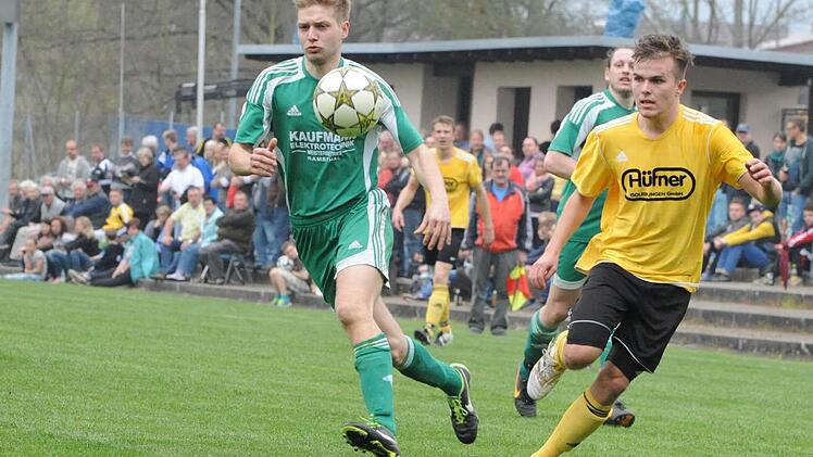 In Spiellaune: Tobias Huppmann (rechts) hatte seine Freude am Kreisderby. Schließlich gelangen dem FC-Stürmer zwei Treffer beim 5:1-Erfolg. Hier kommt der Frankone gegen Ramsthals Tim Danz zum Flanken. Foto: Hopf