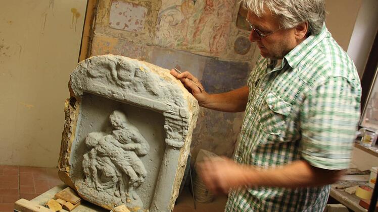 Clemens Muth mit dem Oberlangheimer Stein, der eine Pietà zeigt.