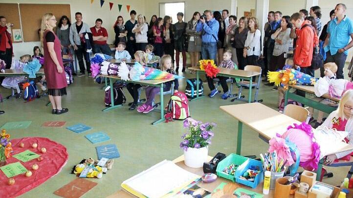 Blick ins Klassenzimmer der Erstklässler, von denen viele zur Verstärkung ihre Mama und/oder den Papa Emitgebracht hatten Foto: Peter Groscurth