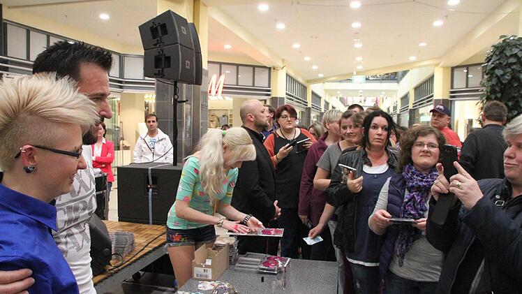 Michael Wendler und seine Fans. Foto: Jürgen Gärtner