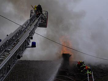Die frühere Diskothek in Windheim stand am Dienstag in Flammen. Foto: Marco Meißner