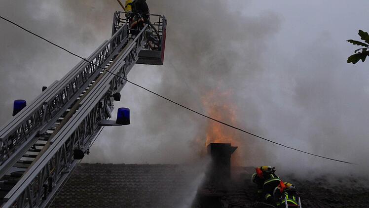 Die frühere Diskothek in Windheim stand am Dienstag in Flammen. Foto: Marco Meißner