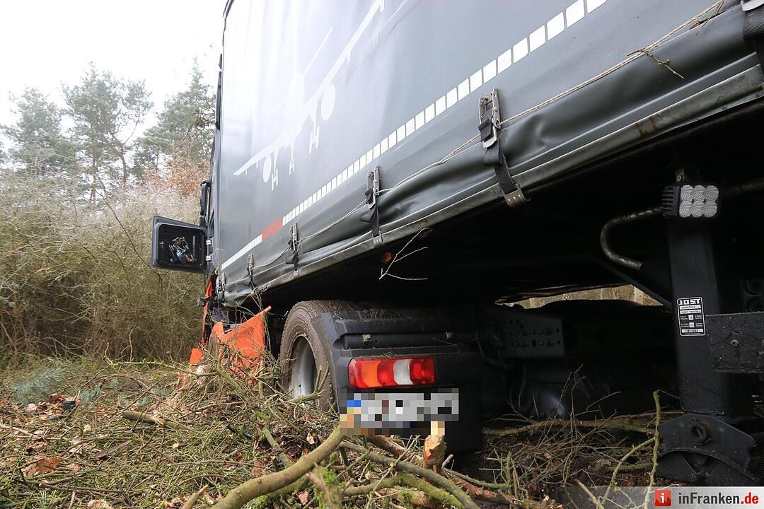 Lkw rast bei Gremsdorf ins Unterholz