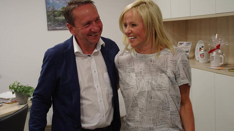 Unzufrieden war Norbert Gräbner nicht. Vor allem über das 75-Prozent-Ergebnis in Marktrodach freute er sich - hier zusammen mit Geschäftsleiterin Katja Wich.  Foto: Marco Meißner