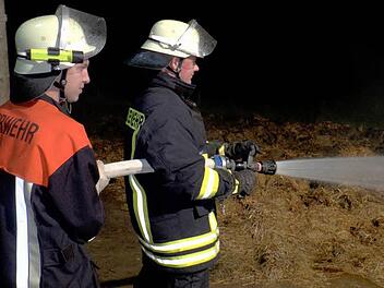 Am Montagabend hat ein Außenstall eines landwirtschaftlichen Betriebs in Wagenhausen gebrannt. Das Feuer hat sich vermutlich im warmen Mist selbst entzündet.  Foto: NEWS5 / Licha