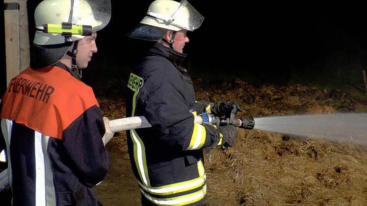 Am Montagabend hat ein Außenstall eines landwirtschaftlichen Betriebs in Wagenhausen gebrannt. Das Feuer hat sich vermutlich im warmen Mist selbst entzündet.  Foto: NEWS5 / Licha