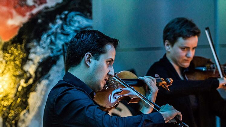 Martin Emmerich und Daniela Steinmetz beim "Klanggrenzen"-Konzert in der VR-Bank CoburgFoto: Jochen Berger