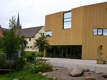 Litzendorf lädt alle Interessierten zum "Public Viewing" an der Bücherei ein. Bei schlechtem Wetter findet die Veranstaltung in der Bücherei statt. Foto: Andrea Spörlein