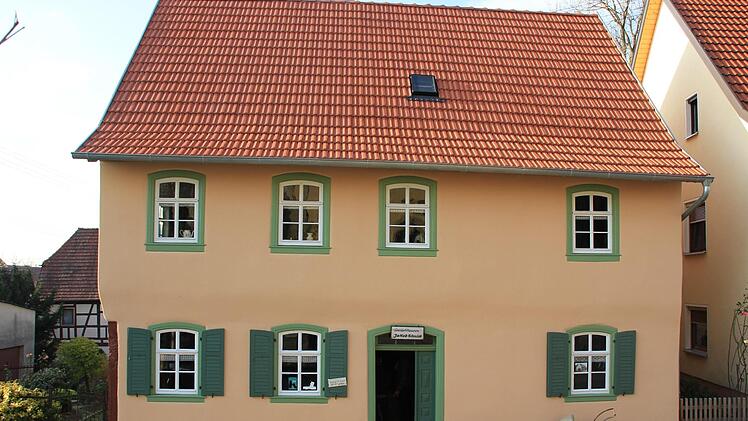 Das alte Haus, frisch renoviert: Heuer im Januar wurde die Außenfassade erneuert.
