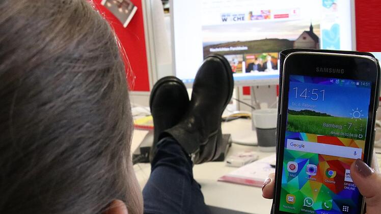 Wer während der Arbeit ständig privat am Handy hängt, kann sogar seinen Job verlieren.  Josef Hofbauer