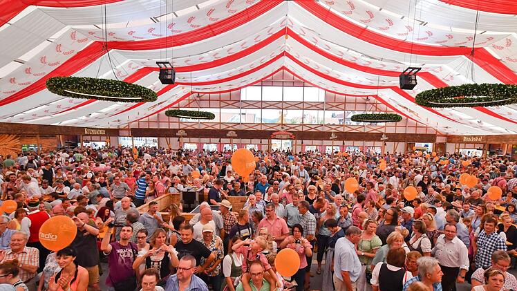 Tausende wollten den Anstich miterleben.Foto: Ronald Rinklef
