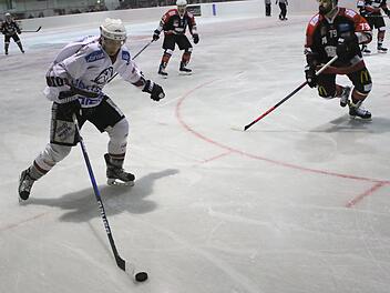 Alexander Stahl  (links) und die Haßfurt Hawks mussten am Freitagabend bei der 4:9-Niederlage in Bad Kissingen die erste Testspielpleite vor Beginn dieser Saison hinnehmen.  Ralf Naumann