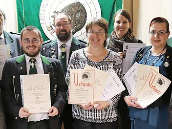 Stolz sind die Schützen auf die Vereinsjubilare sowie Mitglieder mit besonderen Verdiensten (von links): Dieter Olbrich, Helmut Kawan, Sebastian Drößmar, Schützenmeister Carsten Präger, Michaela Stubenrauch, Tina Hellwig, Nicole Drescher, Zweiter Gauschützenmeister Otto Iff und Markus Mantel. Foto: Wolfgang Dietz