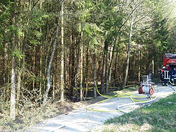 Die Feuerwehr musste am Ostermontag, 22.04.2019, vier Brände im Kreis Nürnberger Land löschen. Bei Hartenstein standen rund 5000 Quadratmeter Wald in Brand. Foto: NEWS5 / Holzheimer