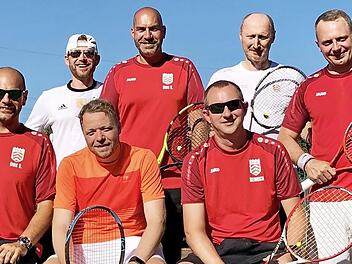 Die Tennis-Herren 30 des TC Kronach wurden Meister in der Bezirksklasse 2 und damit Aufsteiger in die Bezirksklasse 1. Unser Bild zeigt das erfolgreiche Team mit (von links) Dirk Schneider, Leonardo Filangieri, Daniel Tönnesmann, Dirk Kratochvill, Karl-Heinrich Dauer, Akos Rethelyi und Michael Thoennes.  Foto: Hans Franz