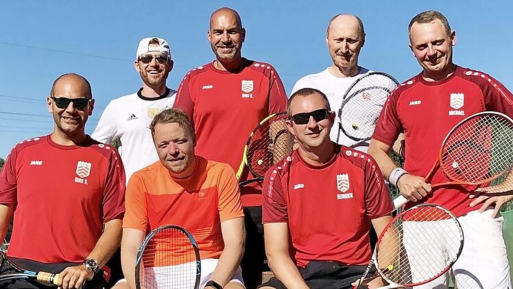 Die Tennis-Herren 30 des TC Kronach wurden Meister in der Bezirksklasse 2 und damit Aufsteiger in die Bezirksklasse 1. Unser Bild zeigt das erfolgreiche Team mit (von links) Dirk Schneider, Leonardo Filangieri, Daniel Tönnesmann, Dirk Kratochvill, Karl-Heinrich Dauer, Akos Rethelyi und Michael Thoennes.  Foto: Hans Franz