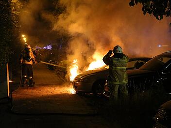 Aus bislang ungeklärter Ursache ging in Rehau im Kreis Hof ein geparktes Auto in Flammen auf. Die Feuerwehr konnte den Brand löschen. Symbolfoto: NEWS5 / Fricke