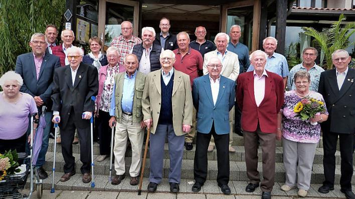 Diese Mitglieder wurden für 60 und mehr Jahre Treue zur Gewerkschaft geehrt. Fotos: Werner Reißaus