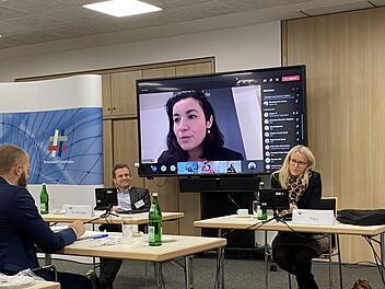 Die Jahresabschluss-Vollversammlung der IHK Würzburg-Schweinfurt tagte in hybrider Form, rund zwei Drittel der Unternehmer nahmen online teil, ebenso wie Staatsministerin Dorothee Bär, die zum Stand der Digitalisierung in Deutschland sprach. Foto: IHK