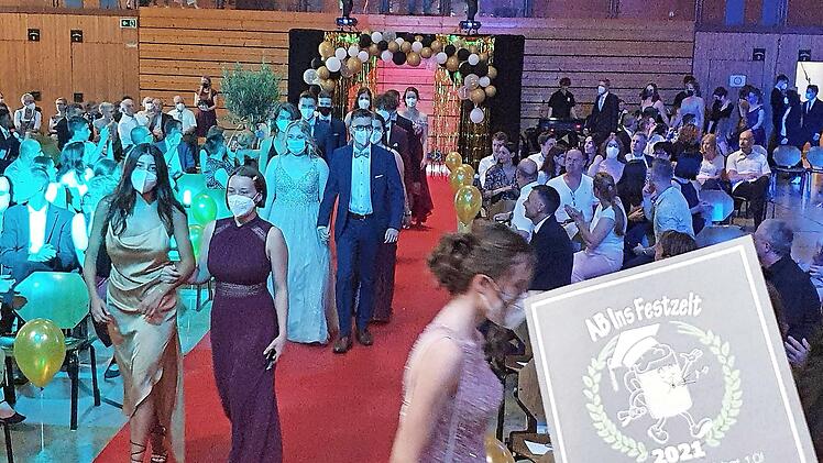 Die Abiturienten dürfen auf dem roten Teppich einmarschieren.