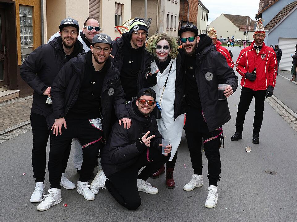 Mit vielen Fuß- und Musikgruppen