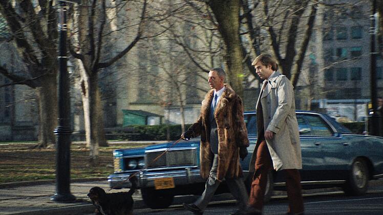 Roy Cohn (Jeremy Strong, links) erkl&auml;rt seinem "Lehrling" Donald Trump (Sebastian Stan), dass er bereit sein m&uuml;sse, "jedem alles anzutun".