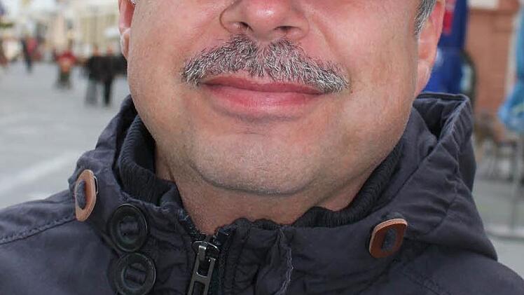 Martin Müller (50 Jahre): "Logisch mache ich die Grippe-Impfung. Gleich nächste Woche gehe ich zum Arzt. Schon seit 20 Jahren lasse ich mich impfen. Das ist mir auch wichtig, einfach zur Prophylaxe. Nebenwirkungen habe ich nie. Die Impfung härtet ab und stärkt das Immunsystem, auch dadurch, dass sie immer wieder verändert verabreicht wird. Man erspart sich dadurch glaube ich schon einiges.  Und nicht zuletzt kann eine Grippe tödlich sein. "