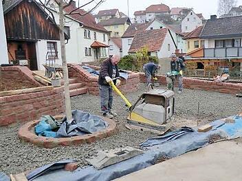 Der Vorplatz zum Backhaus wird gerade angelegt.  Foto: Günther Straub