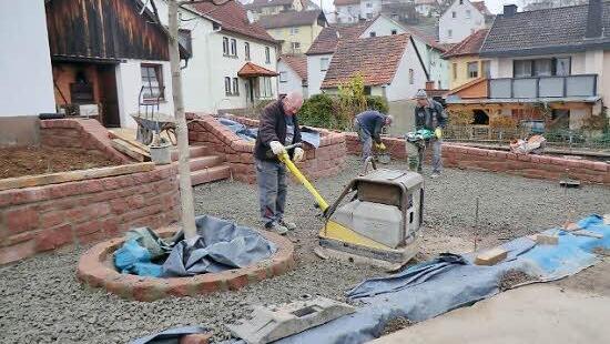 Der Vorplatz zum Backhaus wird gerade angelegt.  Foto: Günther Straub
