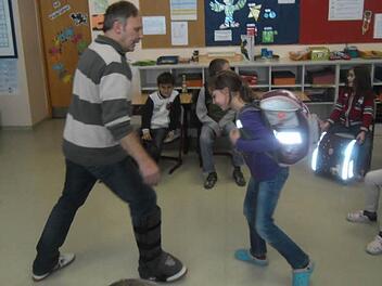 Paula Stauch traut sich jetzt, Fremden gegen das Schienbein zu treten, wenn sie sich in Gefahr sieht. Hier übt sie mit Klaus Gerlach.
