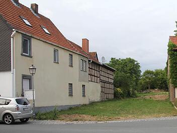 Diese Grünfläche, nordöstlich der im Vordergrund liegenden Judengasse soll als Stichstraße in Richtung Kindergartenstraße ausgebaut werden. Im Hintergrund soll ein Mehrfamilienhaus entstehen. Der Gemeinderat bewilligte für die Zufahrt die Summe von 131 600 Euro.  Foto: Helmut Will