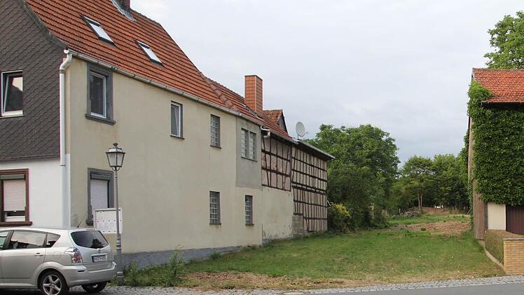 Diese Grünfläche, nordöstlich der im Vordergrund liegenden Judengasse soll als Stichstraße in Richtung Kindergartenstraße ausgebaut werden. Im Hintergrund soll ein Mehrfamilienhaus entstehen. Der Gemeinderat bewilligte für die Zufahrt die Summe von 131 600 Euro.  Foto: Helmut Will