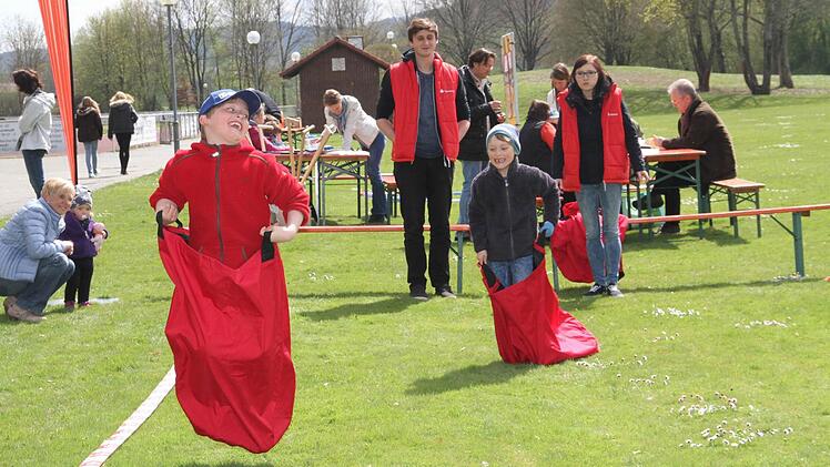 Sackhüpfen macht Spaß. Foto: Gerda Völk