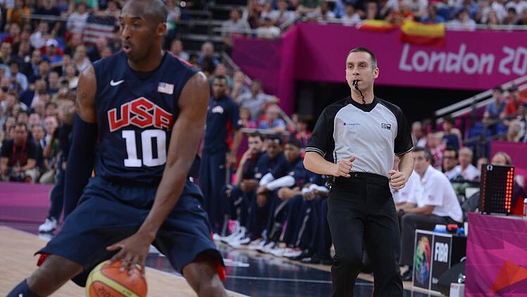 Schiedsrichter Robert Lottermoser (rechts) beobachtet bei den olympischen Spielen 2012 in London eine Aktiion des USA-Superstars Kobe Bryant. Foto: Fiba