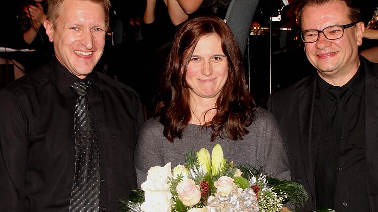 Eine besondere Anerkennung bekam Jennifer Amthor, die zehn Jahre die Stadtkapelle leitete. Mit im Bild Vorsitzender Alexander Alka (rechts) und Klaus Reitz.