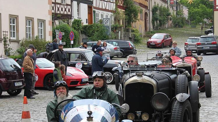 Bereit zur Weiterfahrt auf dem historischen Königsberger Marktplatz: Vorneweg der Rally AZ (Baujahr 1924) mit Peter und Kerstin Finkemeier, dahinter der Bentley (Baujahr 1929) mit Hans Böck und seiner Ehefrau sowie ein Fiat 520 L Competizione (Baujahr 1927).  Fotos: Klaus Schmitt