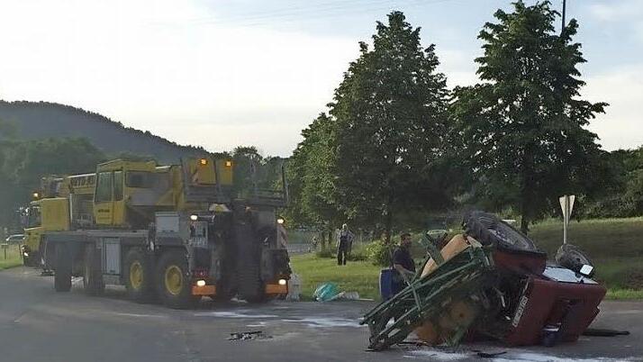 Ein Autokran musste den Traktor ...