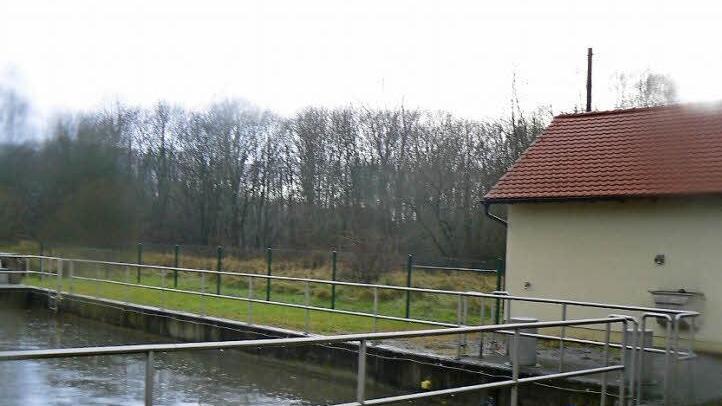 Von der Wirsberger Kläranlage (Bild) wird das Abwasser aus dem Gemeindebereich in einer Druckleitung über Ludwigschorgast und Untersteinach in die zentrale Kläranlage der Stadt Kulmbach gepumpt. Bürgermeister Anselstetter beklagt falsche Messungen. Foto: BR-Archiv/W. Reißaus