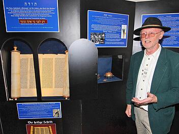 Die alte Synagoge in Maßbach stand mehrfach auf der Tagesordnung des Marktgemeinderates und wird das Gremium sicher auch 2017 beschäftigen. Für Bürgermeister Matthias Klement wäre der Ankauf eine "einmalige Chance". Klaus Bub (unser Bild) hat hier bereits ein kleines Museum eingerichtet, das viel Beachtung findet. Etwas ganz besonderes ist diese Torarolle, die die Nazi-Zeit überdauert hat und ins Museum nach Münnerstadt gelangte. Von dort kam sie als Leihgabe zurück nach Maßbach.  Foto: Diete...