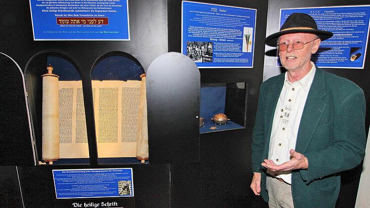 Die alte Synagoge in Maßbach stand mehrfach auf der Tagesordnung des Marktgemeinderates und wird das Gremium sicher auch 2017 beschäftigen. Für Bürgermeister Matthias Klement wäre der Ankauf eine "einmalige Chance". Klaus Bub (unser Bild) hat hier bereits ein kleines Museum eingerichtet, das viel Beachtung findet. Etwas ganz besonderes ist diese Torarolle, die die Nazi-Zeit überdauert hat und ins Museum nach Münnerstadt gelangte. Von dort kam sie als Leihgabe zurück nach Maßbach.  Foto: Diete...