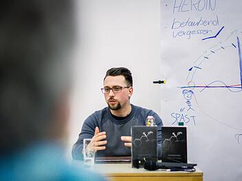 Rund 80 Zuschauer hörten interessiert zu, was der Nürnberger Autor und ehemalige Drogenabhängige, Dominik Forster, über die Zeit seiner Sucht und im Gefängnis zu erzählen hatte. Foto: Marian Hamacher