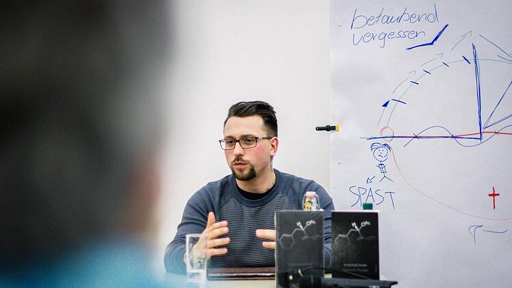 Rund 80 Zuschauer hörten interessiert zu, was der Nürnberger Autor und ehemalige Drogenabhängige, Dominik Forster, über die Zeit seiner Sucht und im Gefängnis zu erzählen hatte. Foto: Marian Hamacher