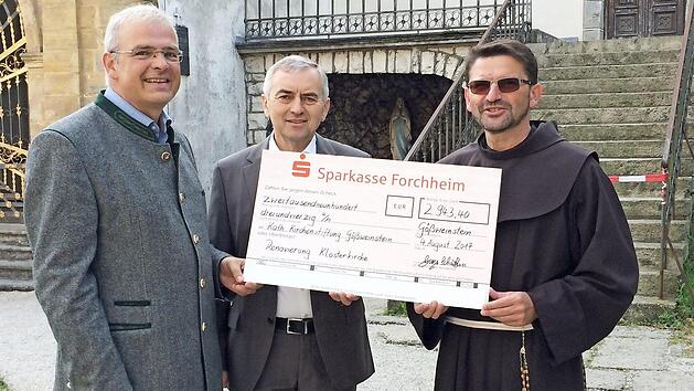Bei der Spendenübergabe Foto: Thomas Weichert