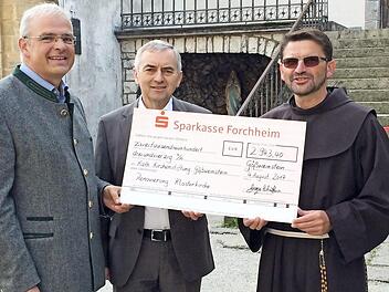 Bei der Spenden&uuml;bergabe Foto: Thomas Weichert