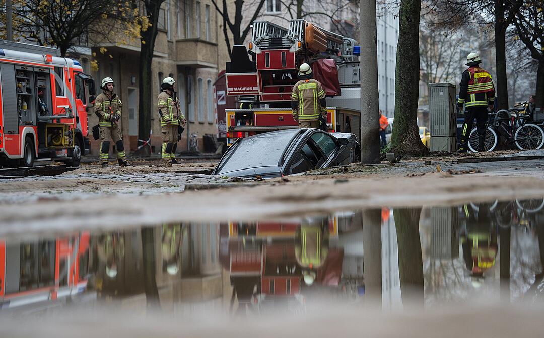 Wasserrohrbruch in Berlin: Straße sackt ab