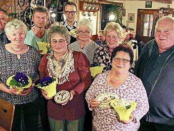 Ehrung f&uuml;r die sch&ouml;nsten Anwesen. Unser Bild zeigt (von links) G&uuml;nter Reif, den Kreisvorsitzenden f&uuml;r Gartenbau, Anneliese Murrmann aus Fernreuth, Uwe M&uuml;nch aus Sanspareil, Ingrid Polland in Vertretung f&uuml;r Erika B&auml;r aus Gro&szlig;enh&uuml;l, B&uuml;rgermeister Andreas P&ouml;hner, Grete Hofmann aus Kleinh&uuml;l, Helene Pf&auml;ndner aus Kleinh&uuml;l, Helga Wei&szlig; aus Gelbsreuth sowie den Vorsitzenden des Obst- und Gartenbauvereins Sanspareil, Reinhold M&uuml;nch. Foto: Adriane Lochner