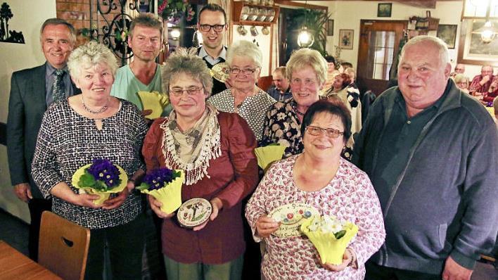 Ehrung f&uuml;r die sch&ouml;nsten Anwesen. Unser Bild zeigt (von links) G&uuml;nter Reif, den Kreisvorsitzenden f&uuml;r Gartenbau, Anneliese Murrmann aus Fernreuth, Uwe M&uuml;nch aus Sanspareil, Ingrid Polland in Vertretung f&uuml;r Erika B&auml;r aus Gro&szlig;enh&uuml;l, B&uuml;rgermeister Andreas P&ouml;hner, Grete Hofmann aus Kleinh&uuml;l, Helene Pf&auml;ndner aus Kleinh&uuml;l, Helga Wei&szlig; aus Gelbsreuth sowie den Vorsitzenden des Obst- und Gartenbauvereins Sanspareil, Reinhold M&uuml;nch. Foto: Adriane Lochner
