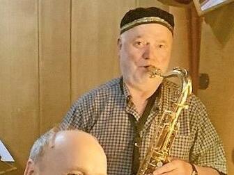 Improvisieren: Kantor Dieter Blum an der Orgel und Pit Claßen am Saxophon. Foto: Bianca Volkert