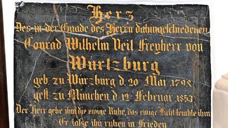 Neben dem Altar befindet sich das Herz, das der 1853 verstorbene Conrad Wilhelm Veit Freyherr von Würtzburg gestiftet hatte.